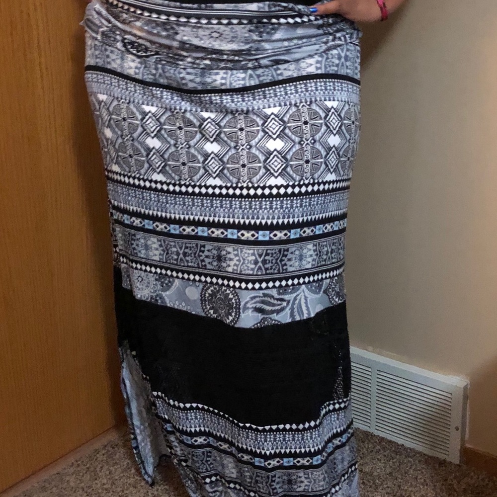 Maxi skirt with lace detailing sz large